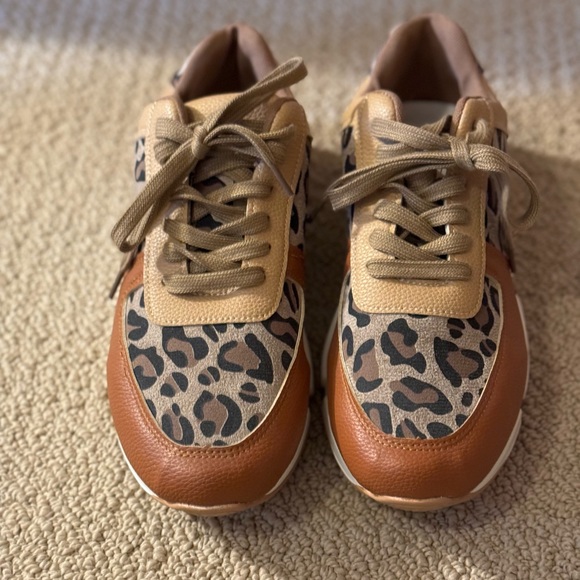 NEW Size 10 Leopard Faux Leather Sneakers - Picture 4 of 6